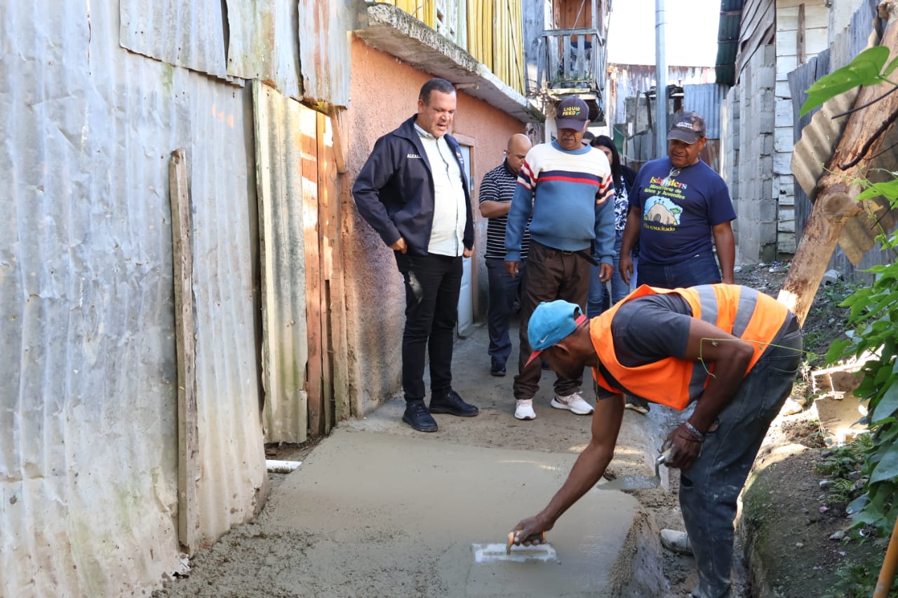 Ayuntamiento de Constanza ejecuta presupuesto participativo con encementado en el callejón que conecta el barrio El Padre con Los Pinos