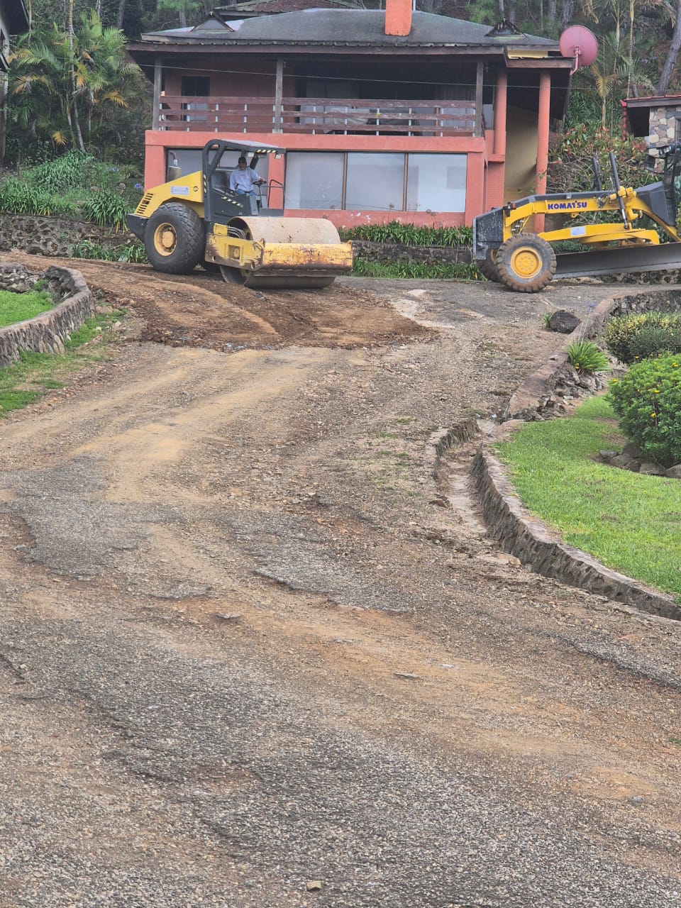El Ayuntamiento Municipal de Constanza, encabezado por el alcalde Francisco Marte, continúa trabajando en el arreglo de los caminos vecinales en la comunidad de Rancho Guaraguao.