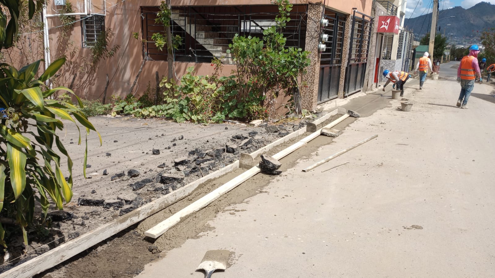 Ayuntamiento de Constanza continúa la construcción de contenes en distintos sectores del municipio