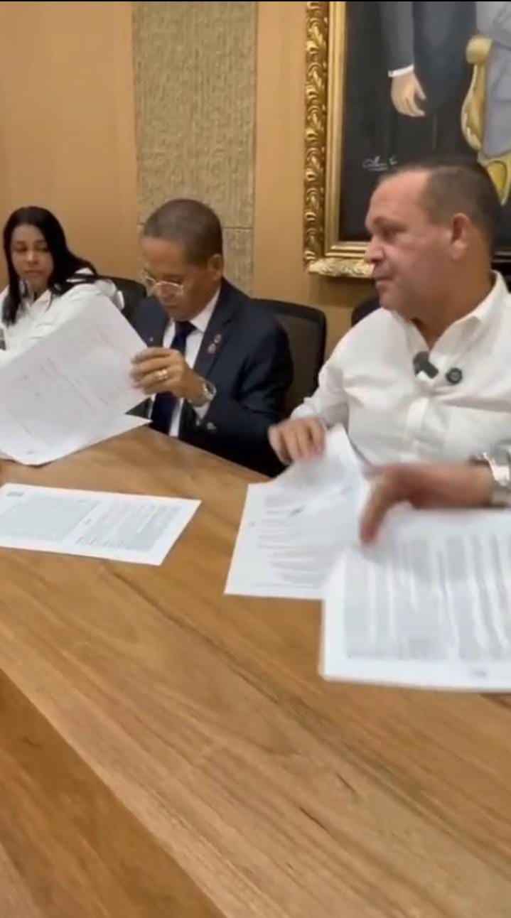 Alcaldía de Constanza y Salud Pública Firman Acuerdo de Cooperación