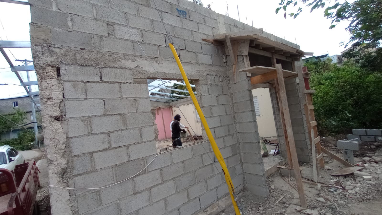 El Ayuntamiento de Constanza Avanza en la Reconstrucción del Centro Comunal de Los Envasadores