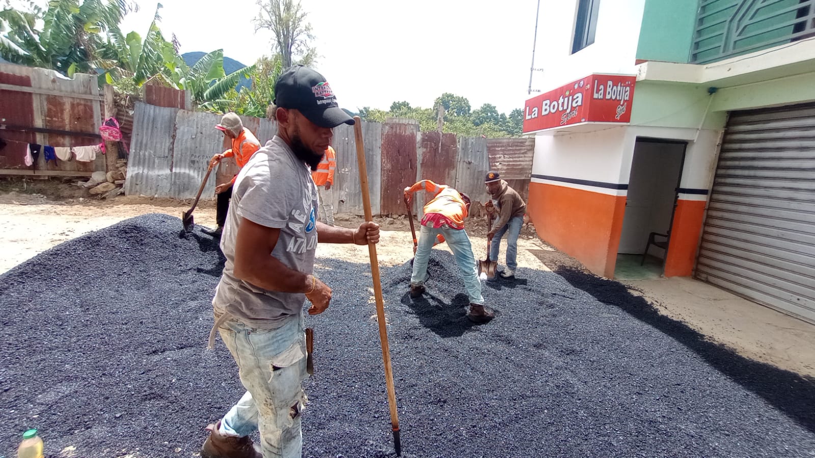 Inicio del Asfaltado en La Joya por el Ayuntamiento de Constanza