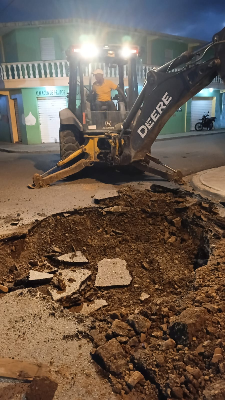 Ayuntamiento Municipal de Constanza interviene socavón en calle Rufino Espinoza esquina Enriquillo