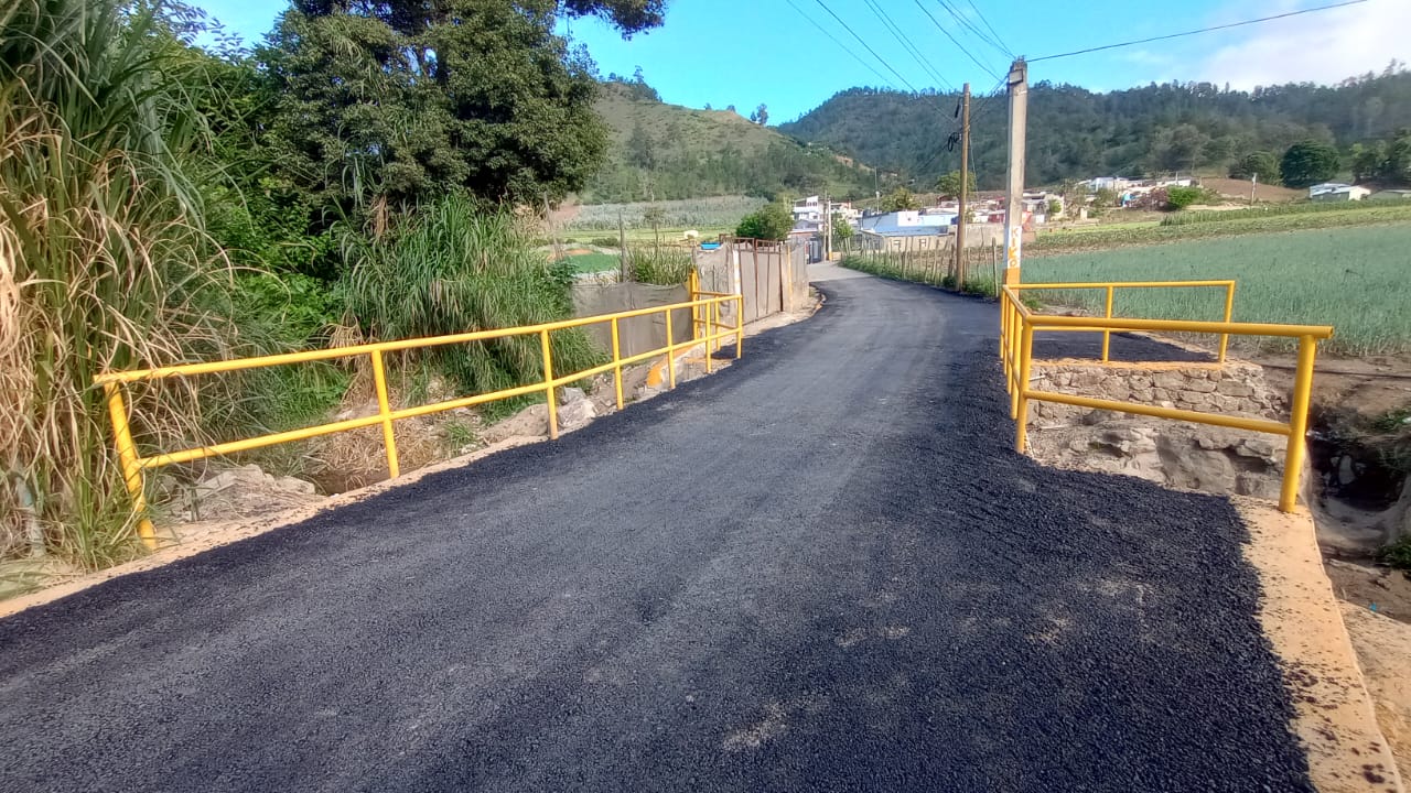 La Alcaldía continúa desarrollando de manera activa los trabajos de bacheo en diferentes sectores del municipio, como parte del compromiso de mejorar las condiciones de las vías y garantizar una mejor circulación para todos los ciudadanos.