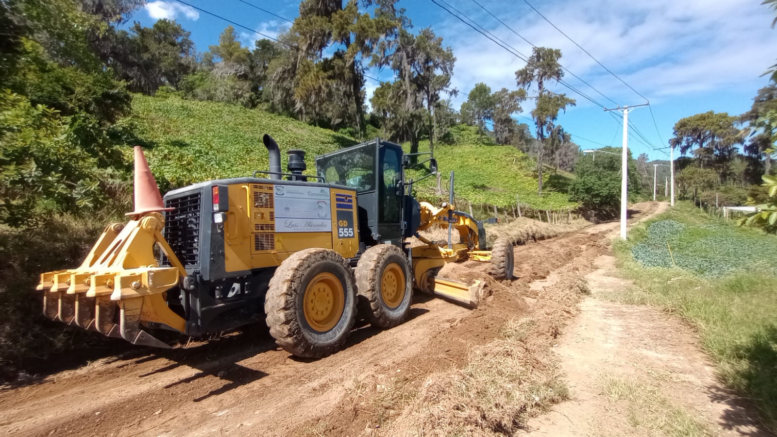 Continúan los trabajos de arreglo y acondicionamiento de caminos vecinales, con el objetivo de mejorar el acceso y la comunicación de las comunidades.