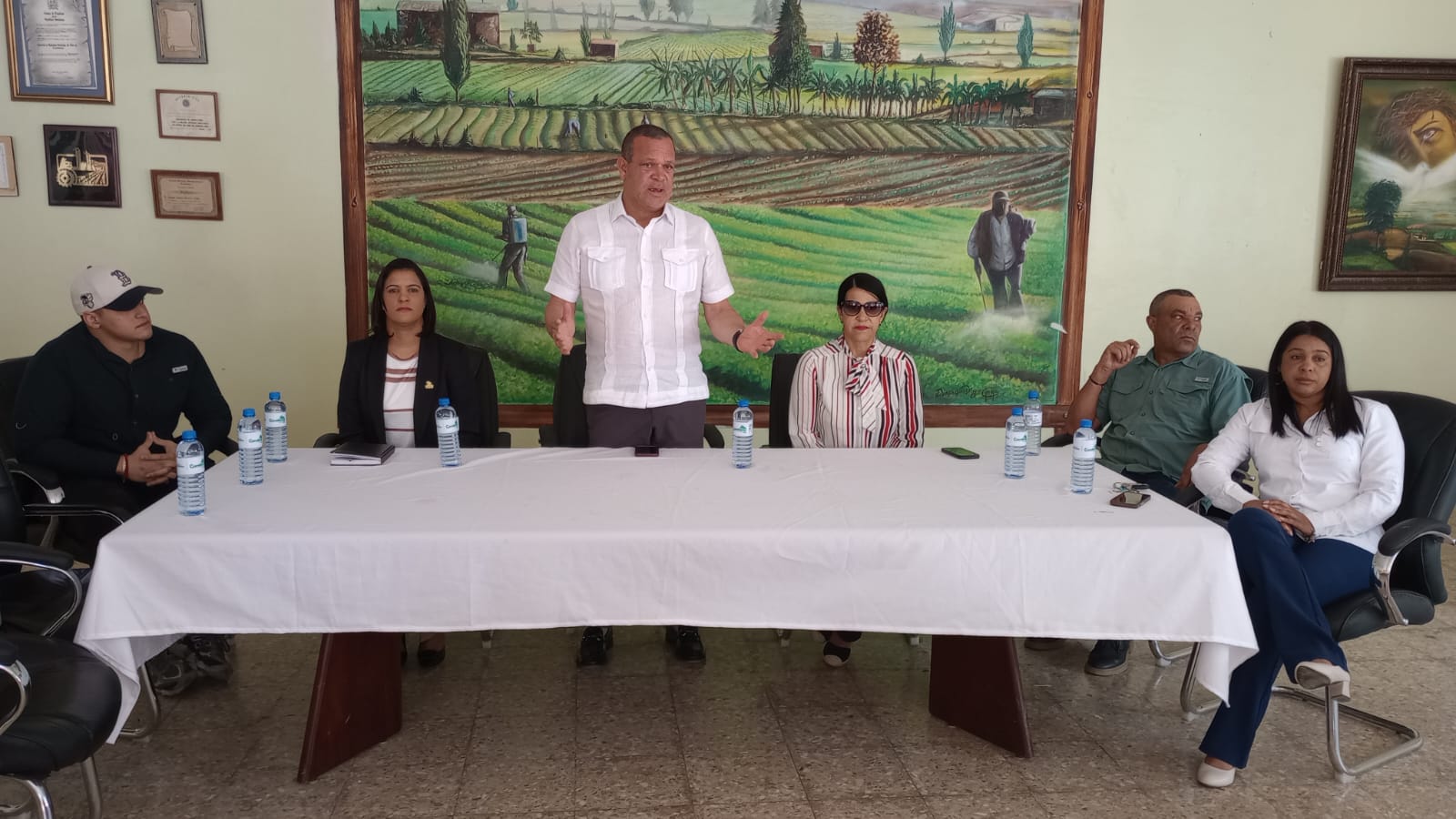 El Ayuntamiento Municipal, junto al Departamento de Participación Comunitaria, realizó un encuentro con familias y personas de sectores vulnerables, encabezado por el alcalde y el Concejo de Regidores, con el objetivo de escuchar directamente sus necesidades, propuestas y dar seguimiento a los compromisos asumidos.