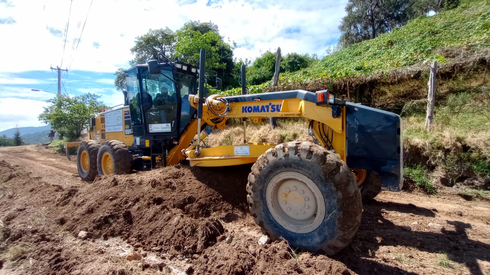 Continúan los trabajos de arreglo y acondicionamiento de caminos vecinales, con el objetivo de mejorar el acceso y la comunicación de las comunidades.