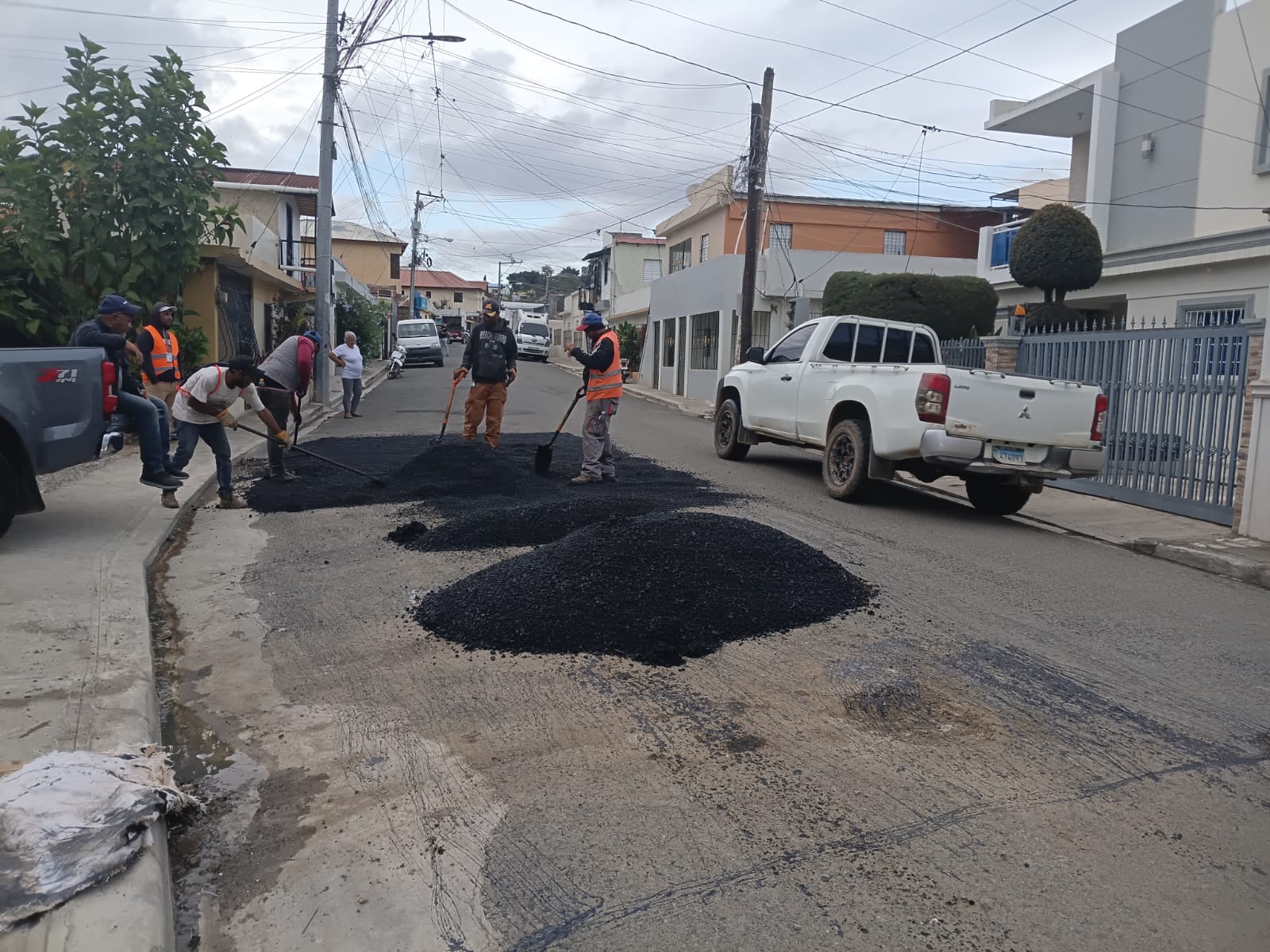 Ayuntamiento de Constanza avanza con trabajos de asfaltado en Pueblo Nuevo y en todo el casco urbano
