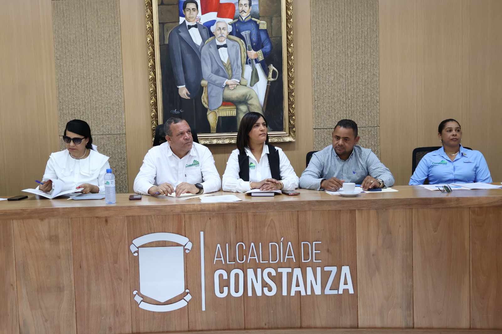 El Alcalde Francisco Marte y El Concejo de Regidores del Ayuntamiento Municipal de Constanza encabezada por su presidenta Lcda. Nancy Suriel.