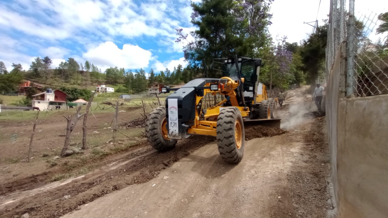 El Ayuntamiento del municipio de Constanza, encabezado por el alcalde Francisco Marte “Kiko Marte”, continúa realizando importantes trabajos de arreglo y acondicionamiento de caminos vecinales en la comunidad de Ojo de Agua, Constanza