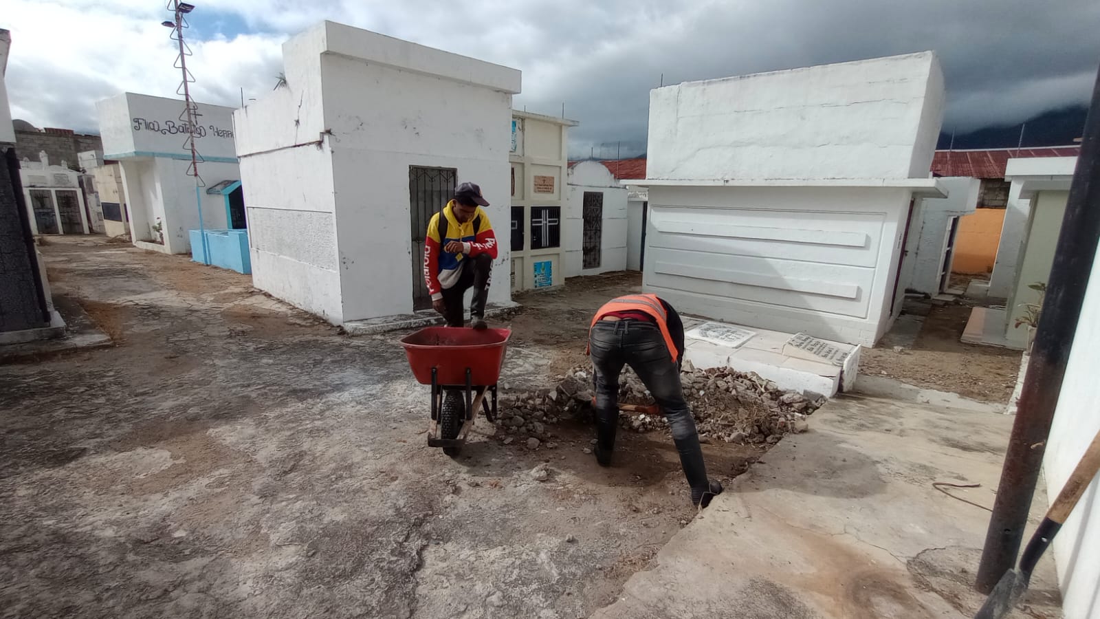 Ayuntamiento de Constanza realiza jornada de limpieza en el cementerio por disposición del alcalde Francisco Marte