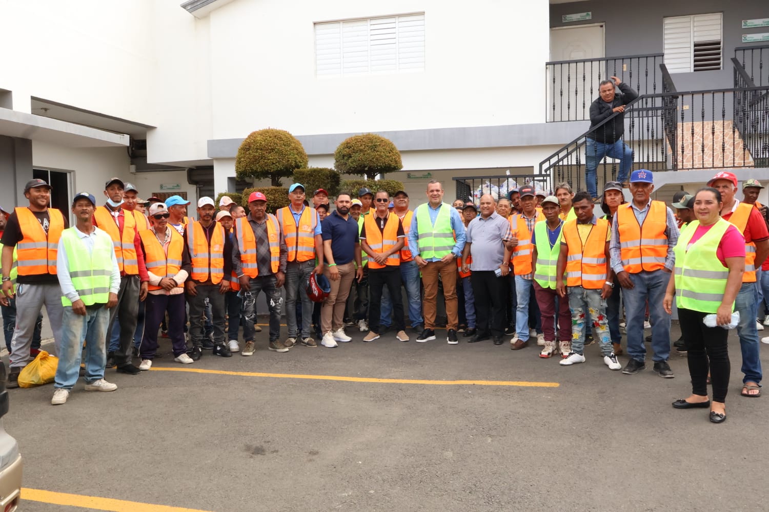 Ayuntamiento de Constanza entrega equipos de protección al personal de Ornato