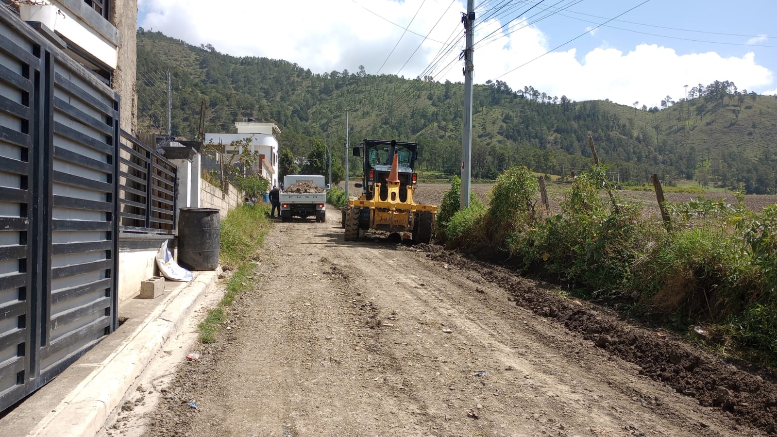 Ayuntamiento de Constanza y alcalde Francisco Marte intervienen caminos vecinales en Matadero Viejo