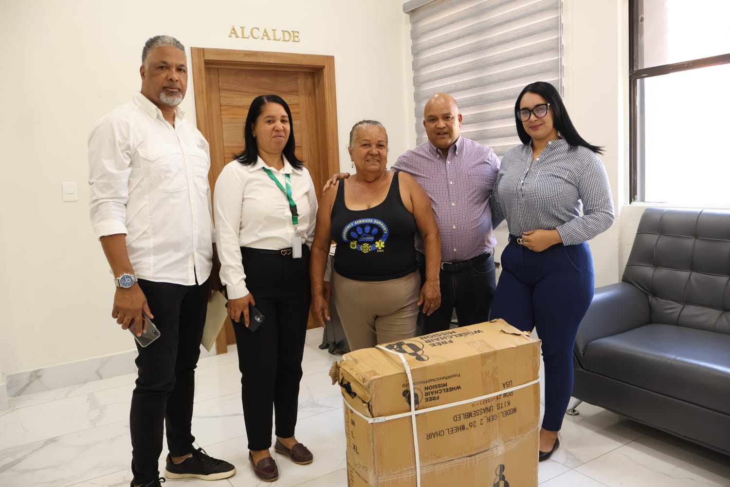 ALCALDE FRANCISCO MARTE ENTREGA SILLA DE RUEDAS A MUNÍCIPE CON DISCAPACIDAD FÍSICA