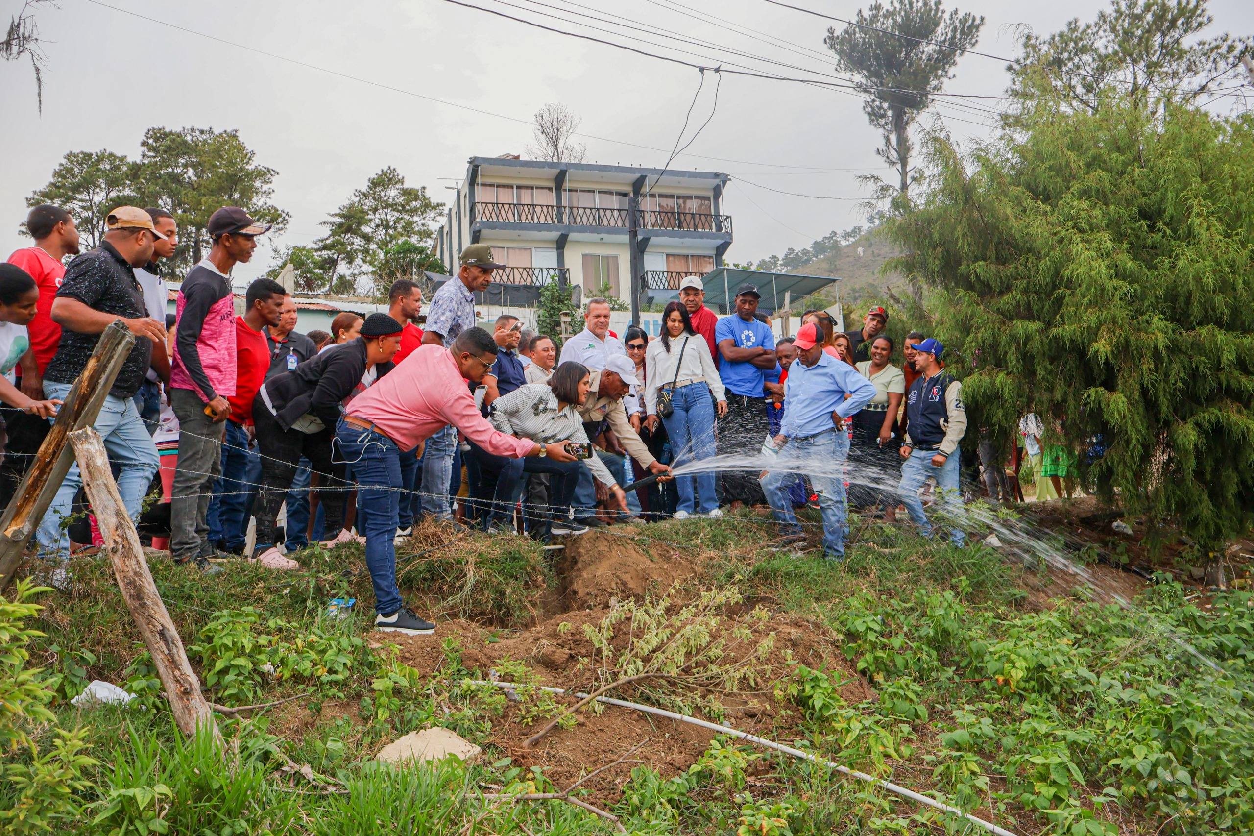 Alcalde Francisco Marte entrega pozo tubular a comunidad El Chorro de Constanza para enfrentar escasez de agua