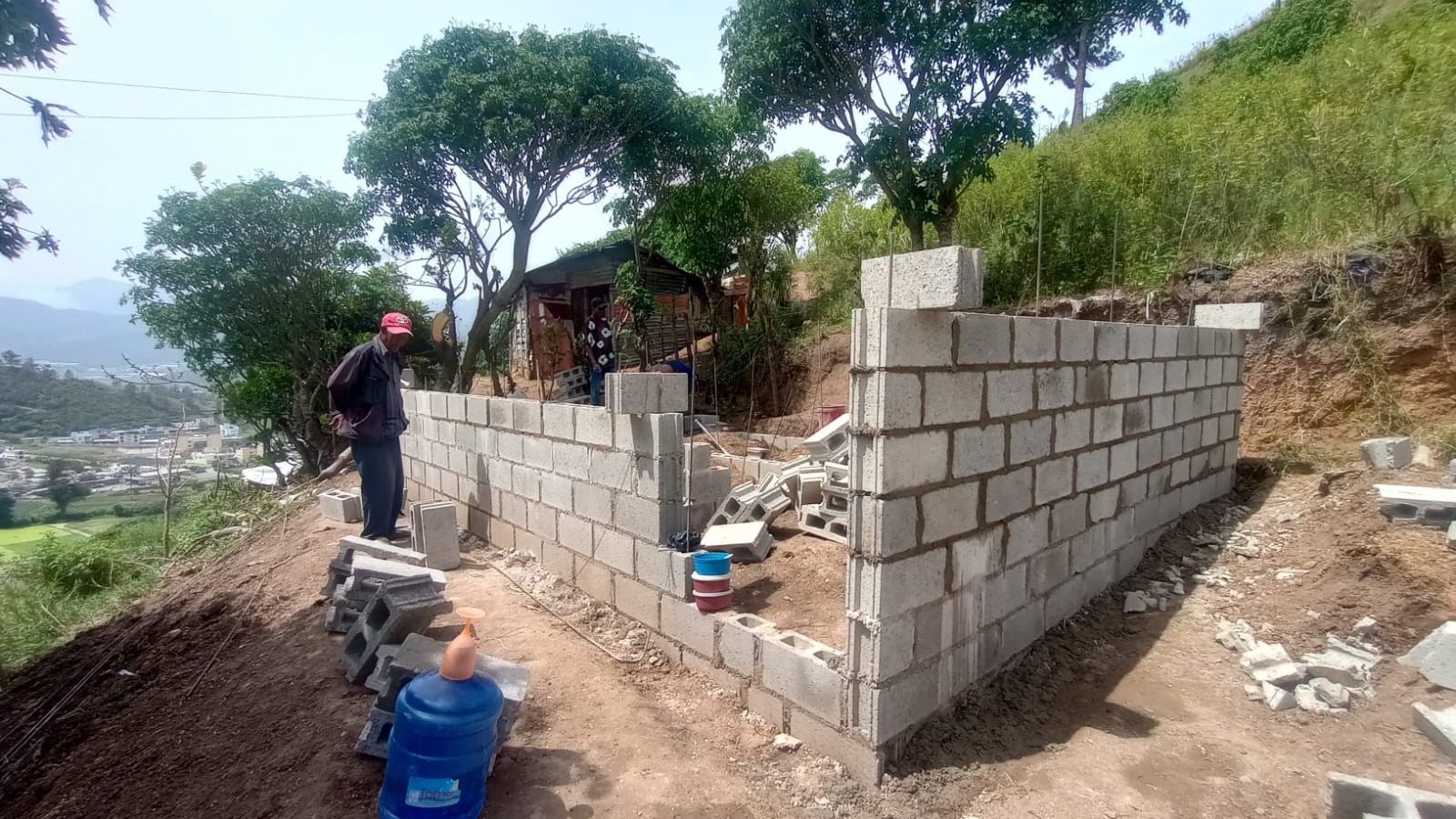 Ayuntamiento de Constanza continúa transformando vidas con la construcción de viviendas
