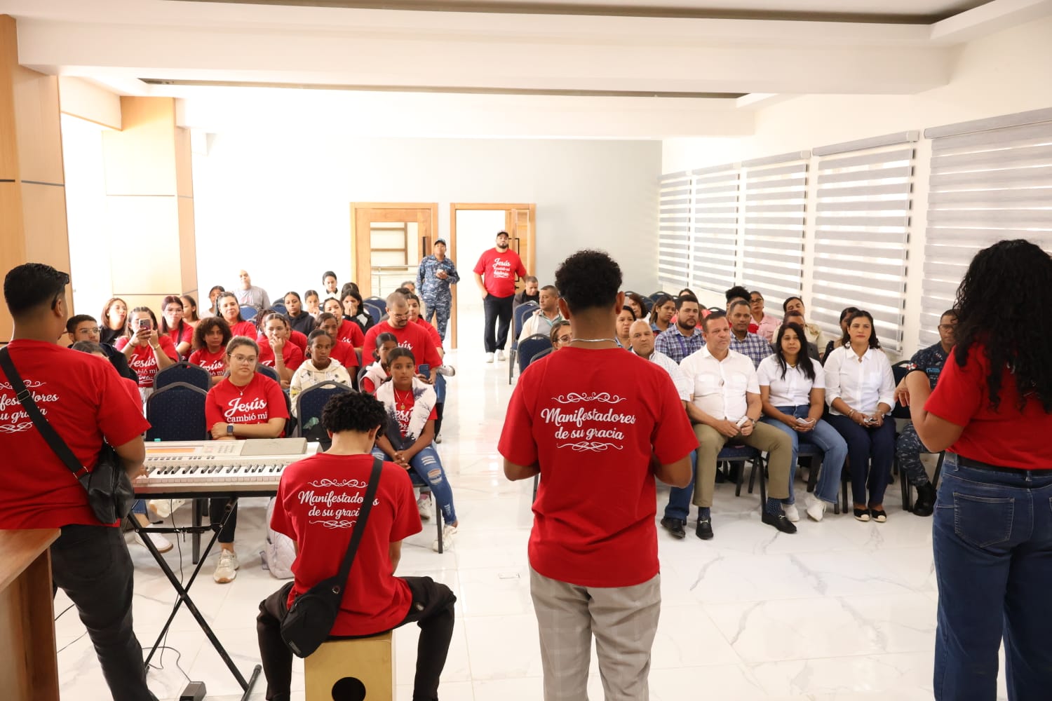 Misioneros de Puerto Rico realizan encuentro espiritual con el alcalde y colaboradores del Ayuntamiento de Constanza