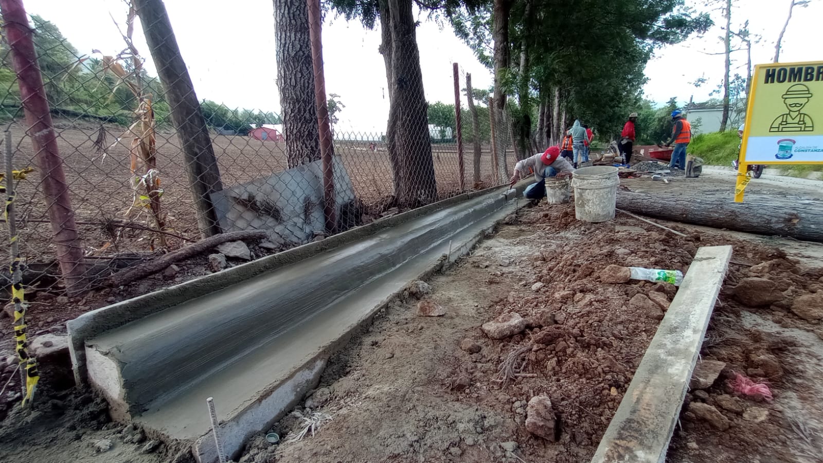 Ayuntamiento de Constanza construye contenes en la calle María Mercedes Valdez de Villa Pinales