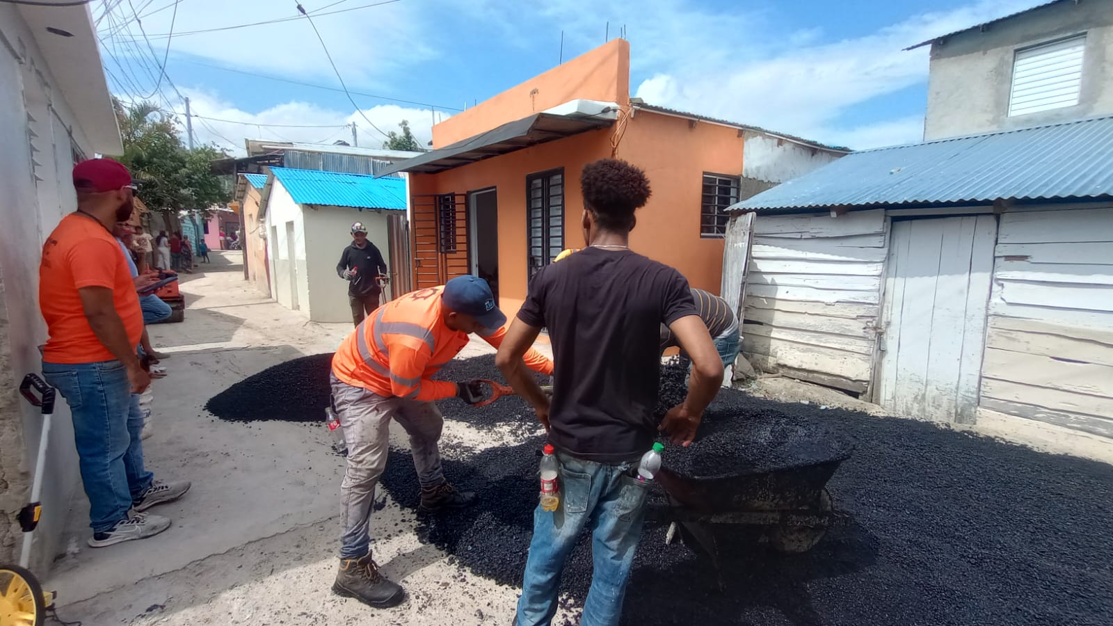 Ayuntamiento Municipal de Constanza continúa trabajos de asfaltado en El Cercado, callejón Los Pitinas